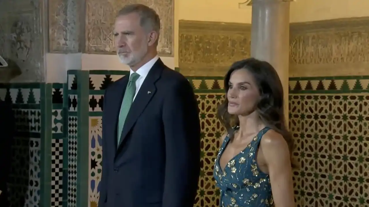 La reina Letizia, impecable en Sevilla con su vestido midi más elegante y con toques dorados para la cena de la ONU
