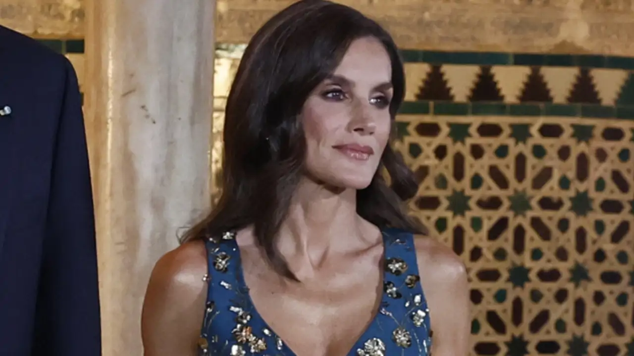 La reina Letizia, impecable en Sevilla con su vestido midi más elegante y con toques dorados para la cena de la ONU