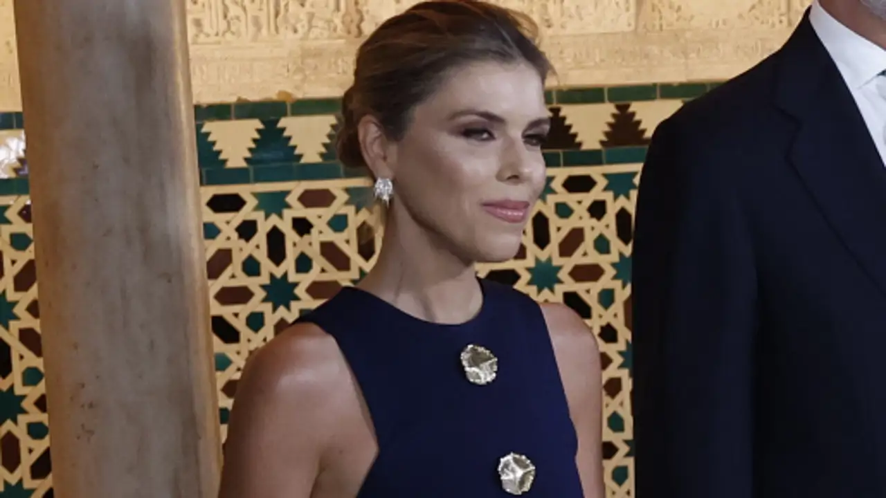 Manuela Villena, ideal en la cena de la ONU con su elegante vestido de invitada de verano: sin mangas y con toque de volumen