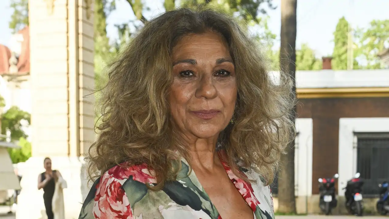 Lolita se convierte en la invitada de boda +60 más elegante: vestido sueltecito, color vitamina y escote favorecedor
