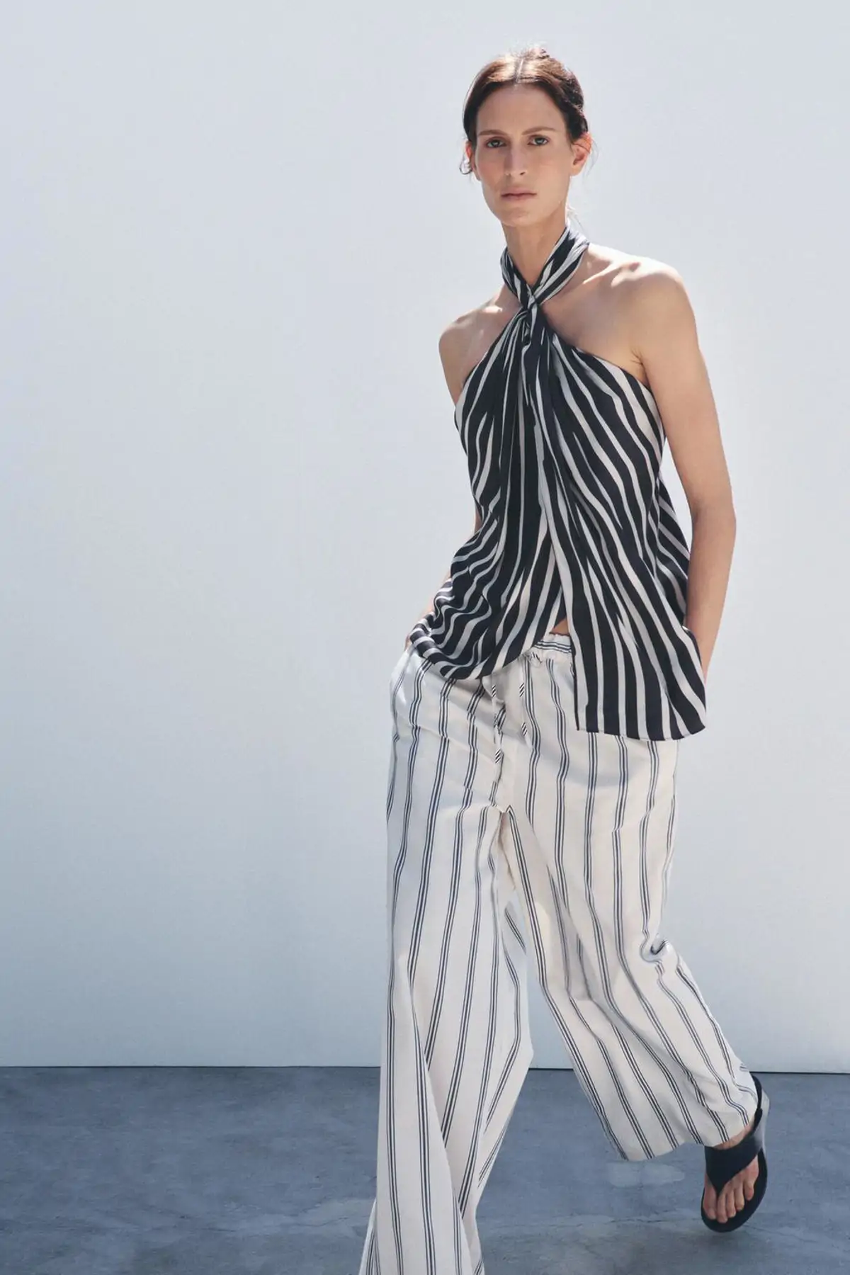 Pantalones de rayas.