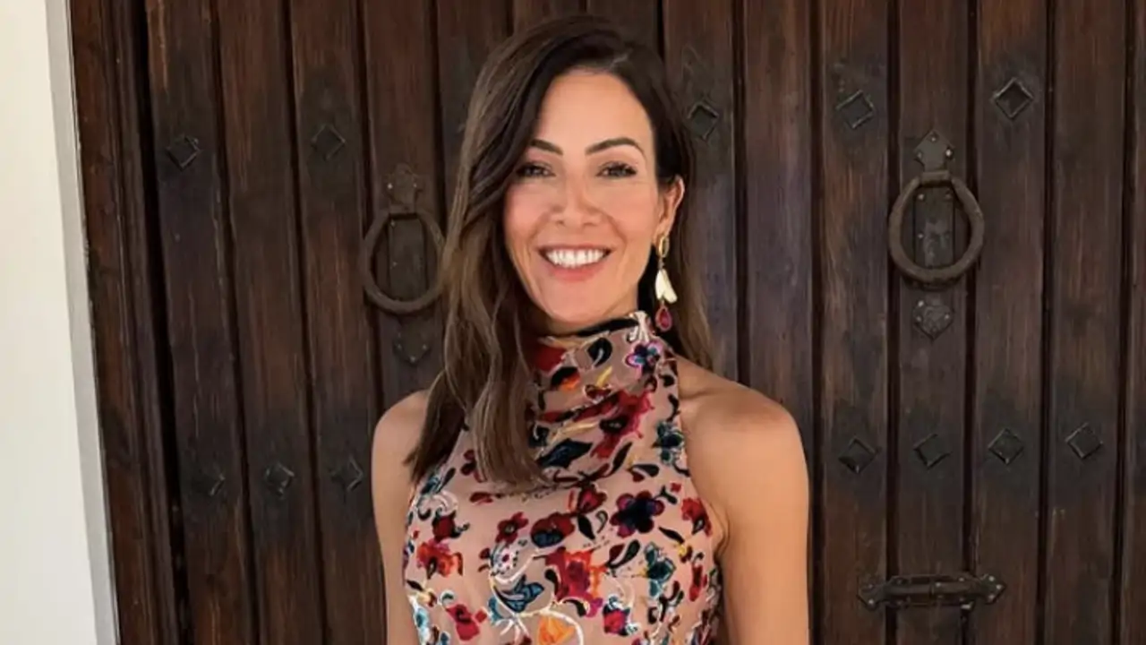 Virginia Troconis, orgullosa y elegante madre de graduación con el vestido floral de cuello halter que es inspiración para invitadas de verano