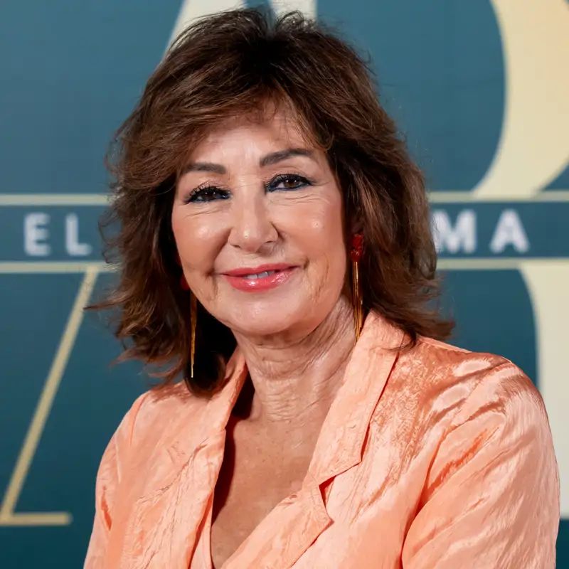 Ana Rosa Quintana inaugura sus vacaciones con el vestido melocotón favorito en mujeres +60: fresco, cómodo y realza el bronceado