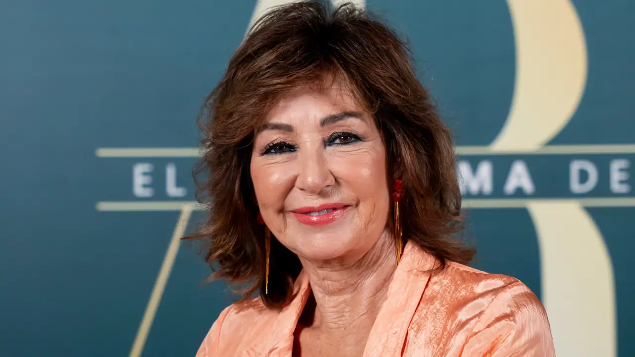 Ana Rosa Quintana inaugura sus vacaciones con el vestido melocotón favorito en mujeres +60: fresco, cómodo y realza el bronceado