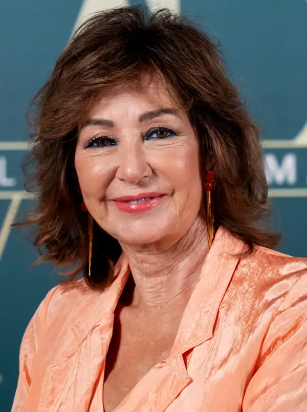 Ana Rosa Quintana inaugura sus vacaciones con el vestido melocotón favorito en mujeres +60: fresco, cómodo y realza el bronceado