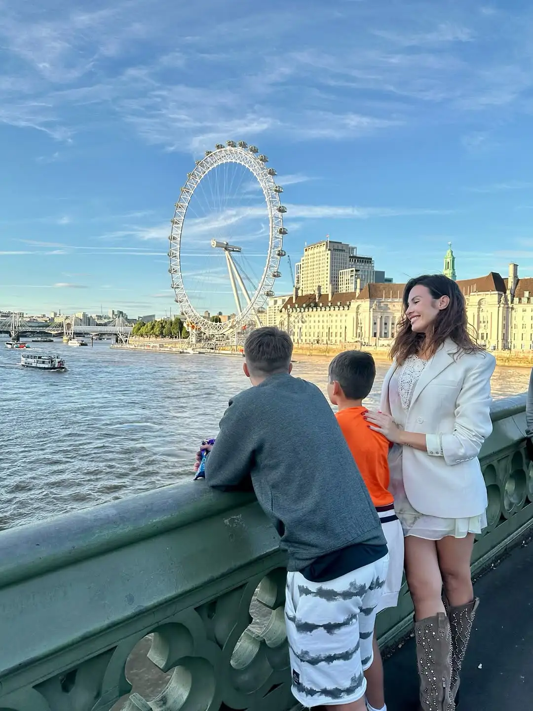 Jessica Bueno con sus hijos