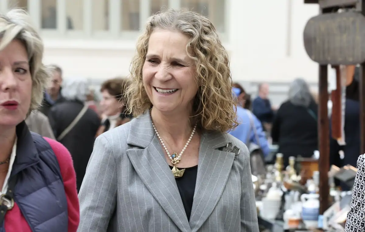 La infanta Elena con la melena midi y el pelo rizado.