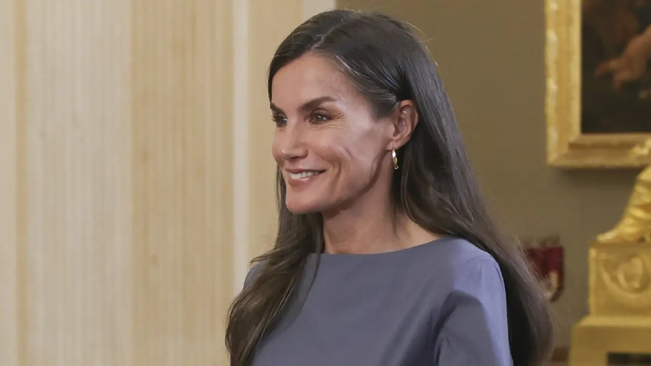 Vestido de nido de abeja con bajo asimétrico y tacones: La chocante elección de la reina Letizia en su intensa jornada "de oficina" en Zarzuela