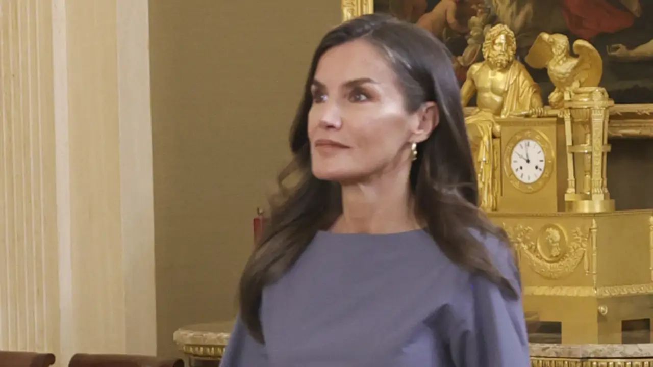 Vestido de nido de abeja con bajo asimétrico y tacones: La chocante elección de la reina Letizia en su intensa jornada "de oficina" en Zarzuela