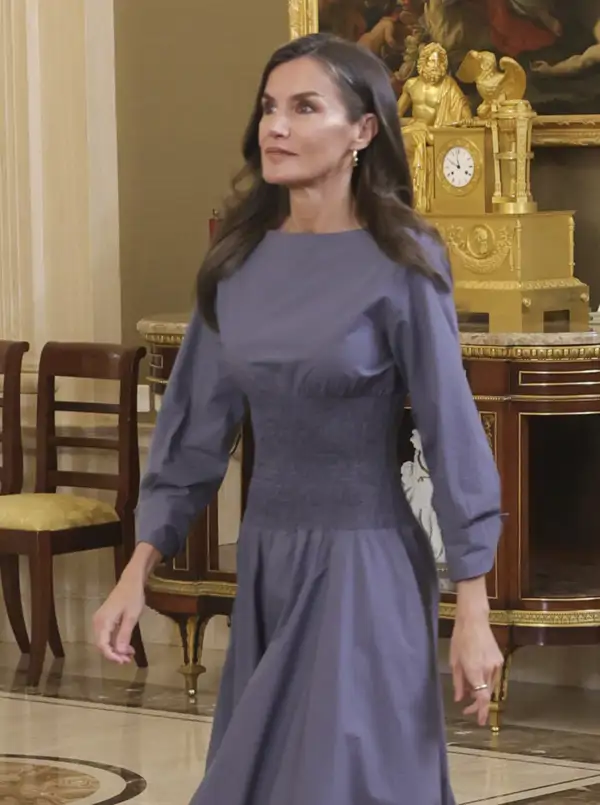La sorprendente elección de la reina Letizia en su intensa jornada "de oficina" en plena ola de calor: vestido de nido de abeja con bajo asimétrico y tacones