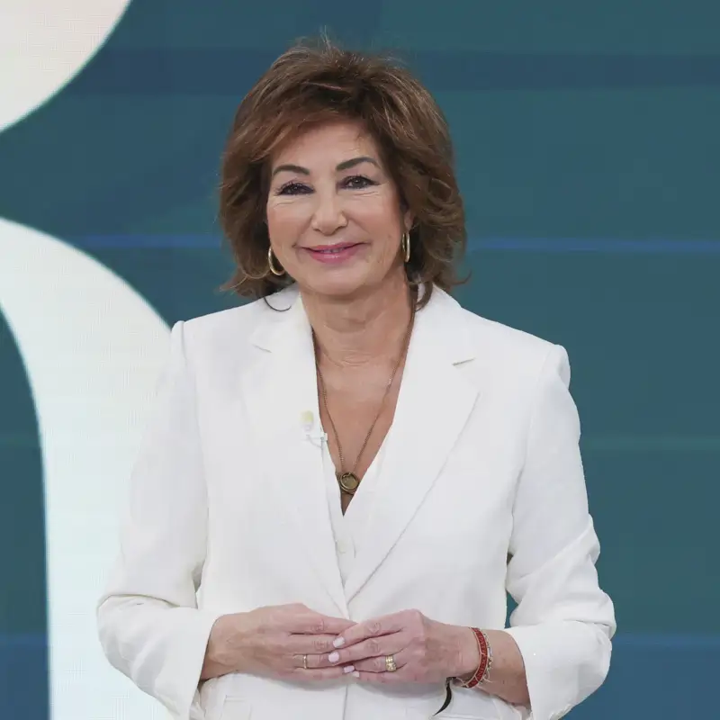 Ana Rosa, arrebatadora con los pantalones con transparencias perfectos para ir elegante, fresquita y moderna a los 60 todo el verano
