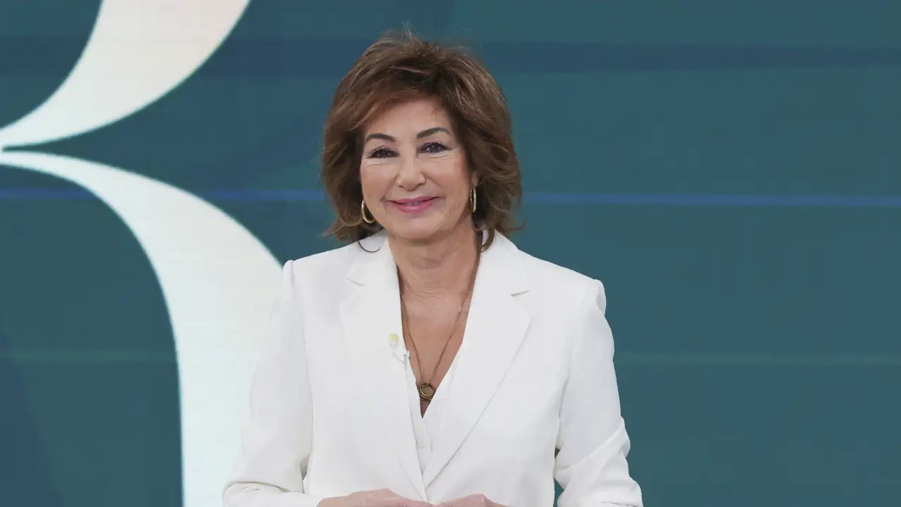 Ana Rosa Quintana, arrebatadora con los pantalones blancos con transparencias perfectos para ir elegante, fresquita y moderna a los 60 todo el verano