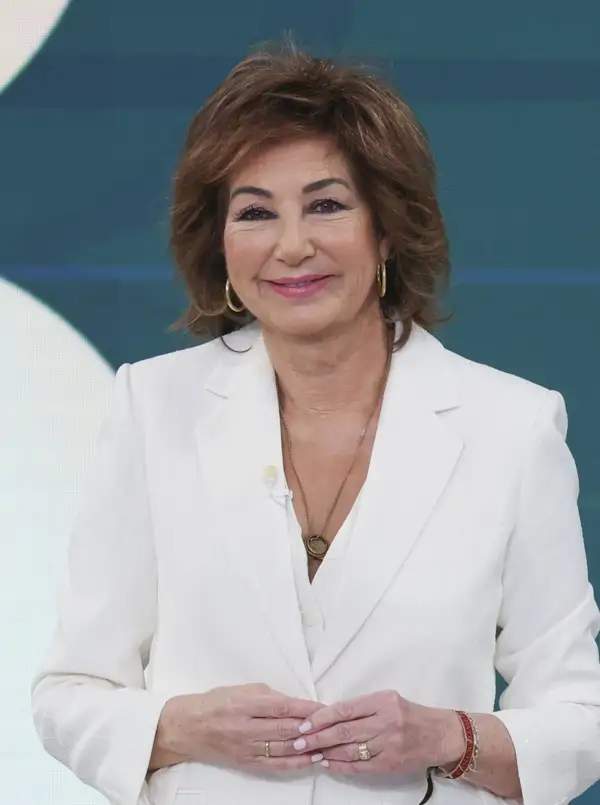 Ana Rosa Quintana, arrebatadora con los pantalones blancos con transparencias perfectos para ir elegante, fresquita y moderna a los 60 todo el verano