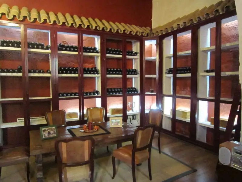 Un comedor con bodega 