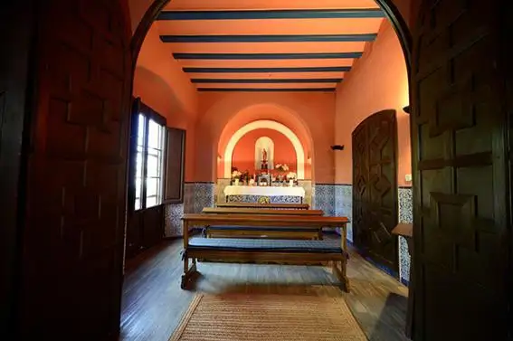 Con una pequeña capilla y todo