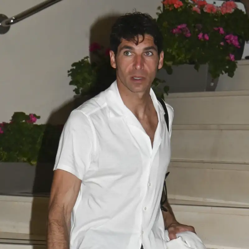 Cayetano Rivera reaparece de vacaciones tras el altercado: sus fotos con el rostro con heridas pero en la mejor compañía posible