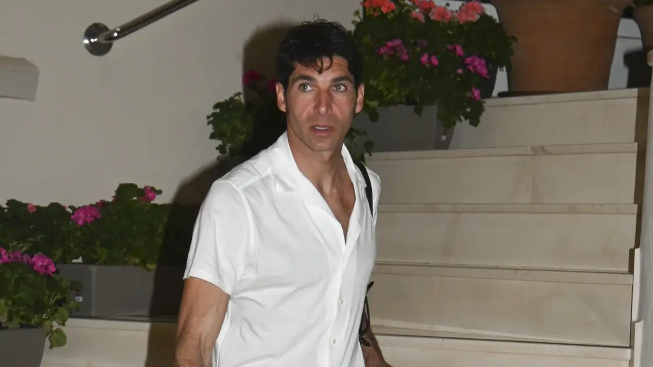 Cayetano Rivera reaparece de vacaciones tras el altercado: sus fotos con el rostro con heridas pero en la mejor compañía posible