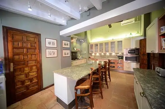 Una amplia cocina en tonos claros