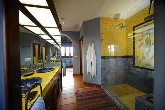 Un cuarto de baño con un gran mural en la ducha