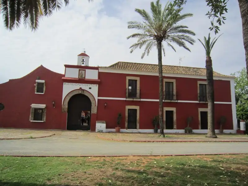 Una fachada con toda la esencia de la almazara