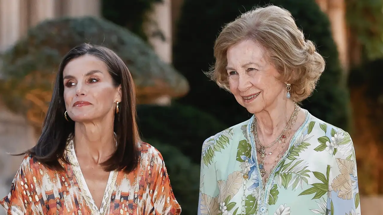 Una experta en protocolo, sobre el motivo de la diferencia salarial entre la reina Letizia y doña Sofía: "Tiene una fuerte carga simbólica. Refleja un equilibrio institucional deliberado"