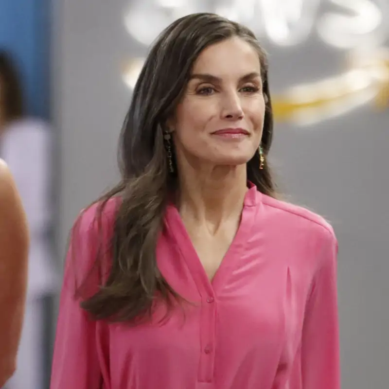 La reina Letizia revoluciona el verano con el vestido camisero rosa más chic y juvenil que favorece a todas las mujeres