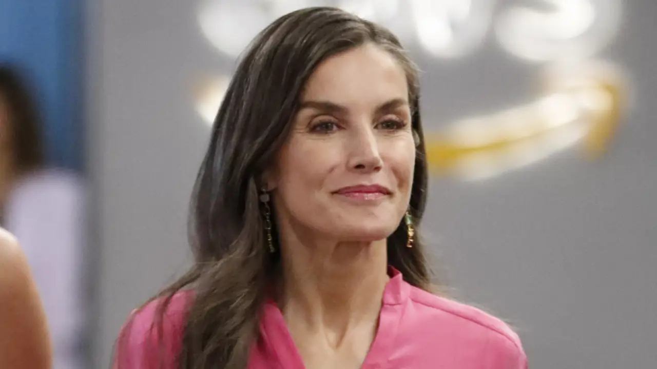 La reina Letizia revoluciona el verano con el vestido camisero rosa más chic y juvenil que favorece a todas las mujeres
