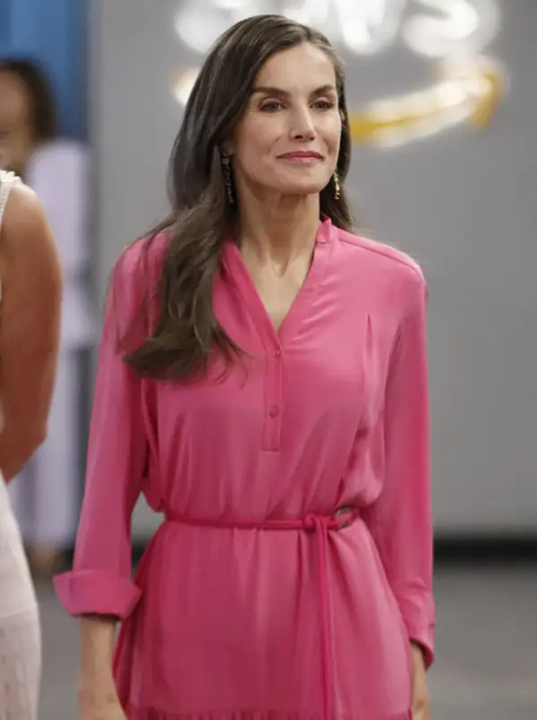 La reina Letizia revoluciona el verano con el vestido camisero rosa más chic y juvenil que favorece a todas las mujeres