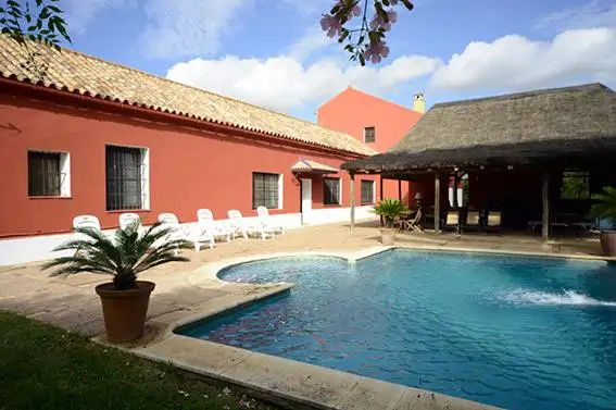 Con una gran piscina para relajarse