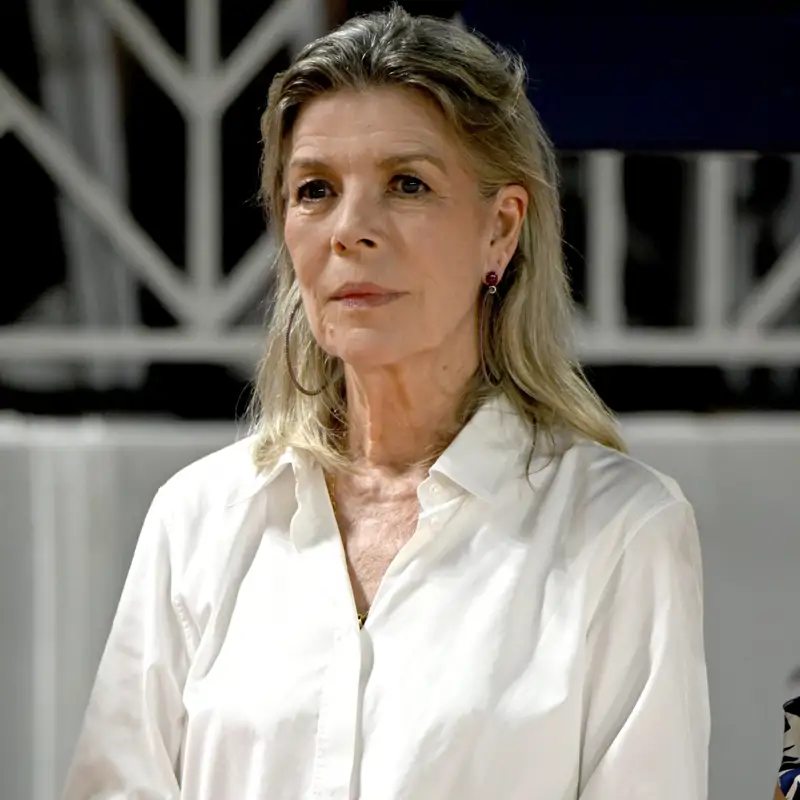 Carolina de Mónaco te enseña como llevar la camisa blanca con elegancia: La lección de estilo definitiva en mujeres +60