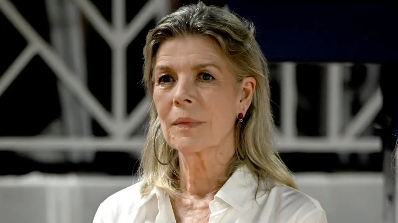 Carolina de Mónaco te enseña como llevar la camisa blanca con elegancia: La lección de estilo definitiva en mujeres +60