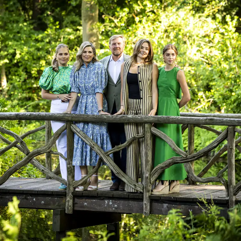 Las confesiones de las princesas Amalia, Alexia y Ariane de Holanda durante el posado veraniego: "Es una tradición familiar, pero a veces da miedo"