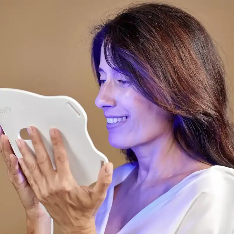 Los beneficios de la máscara de luz LED: la última obsesión de las famosas para lucir una piel radiante