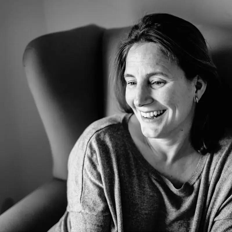 Natalia de Santiago, experta en finanzas: "Hay que aprender a distinguirlas bien, porque también hay deudas sanas. Solemos tender a blanco o negro"