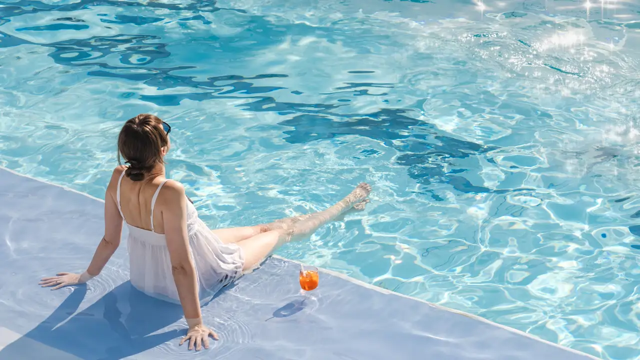 Adiós piscinas sucias: Intex "liquida" (por menos de 40€) el kit de limpieza más barato y eficaz para sacar hojas, bichos y limpiar el fondo 