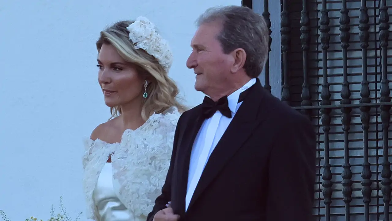 Del romántico vestido de la novia con capa a los invitados: Todas las imágenes de la boda de Luis Astolfi Jr. y Cristina Serrano en Marbella