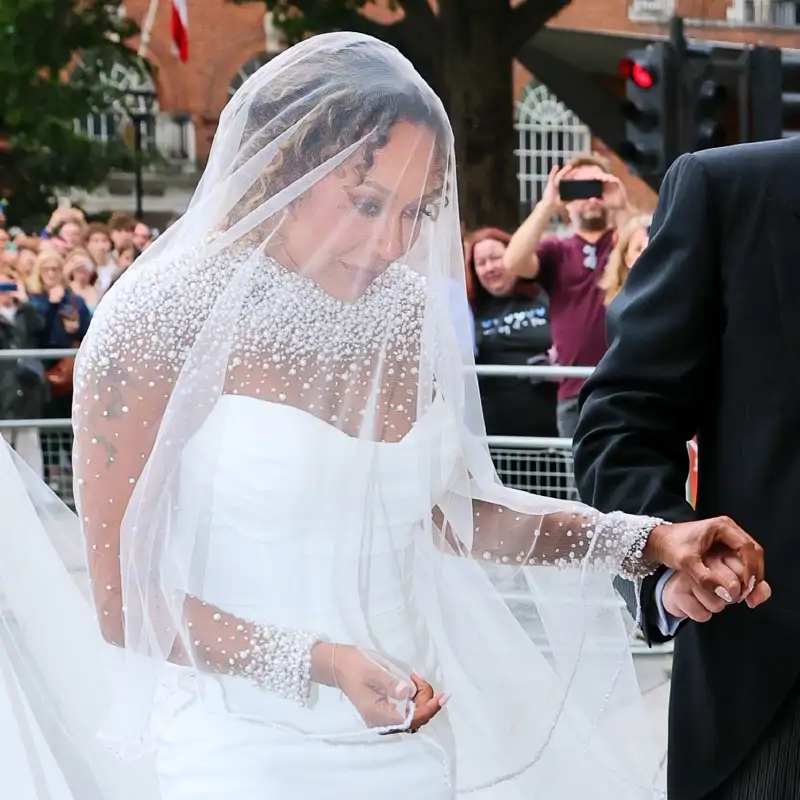 Mel B, radiante de novia en una boda a la que solo asiste una compañera de las Spice Girls