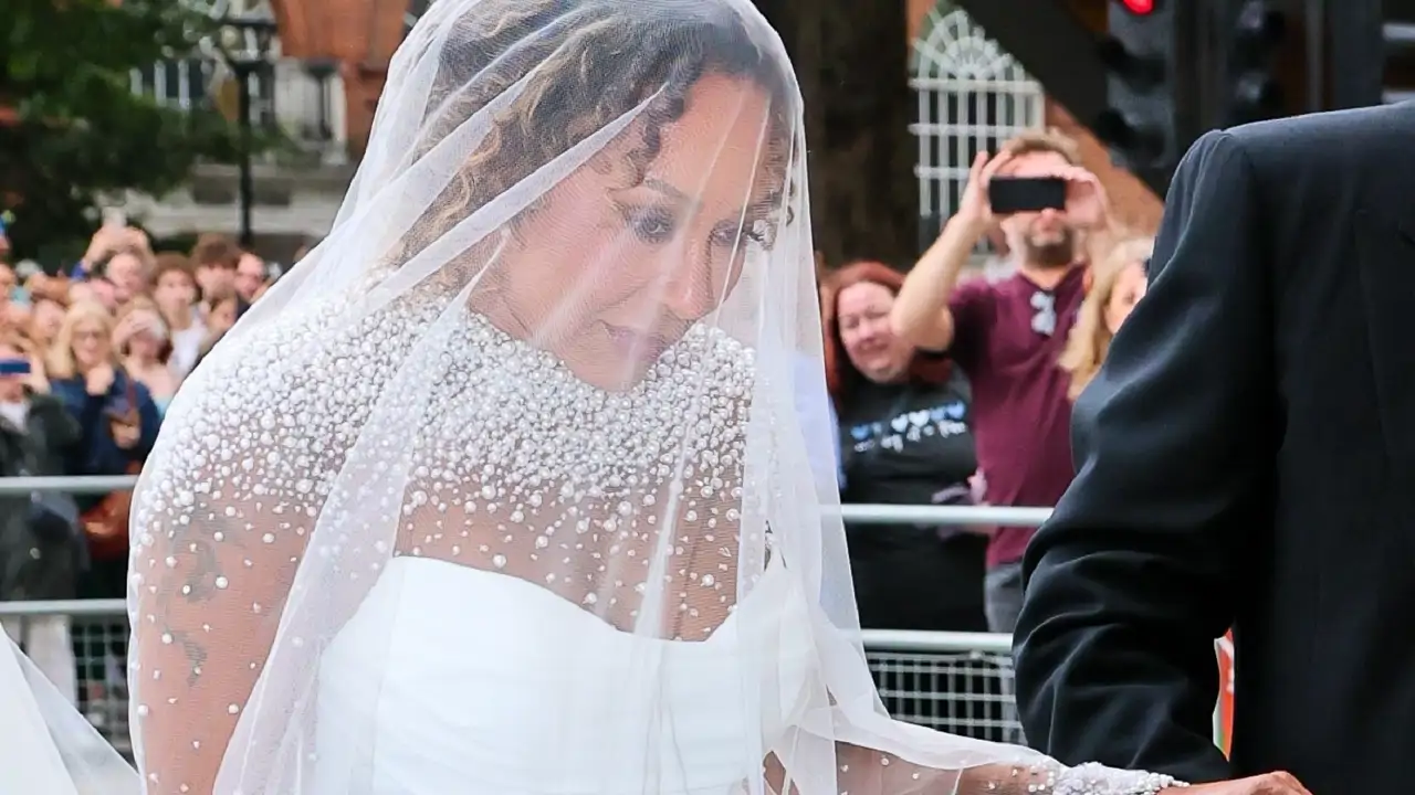 Mel B, radiante de novia en una boda a la que solo asiste una compañera de las Spice Girls