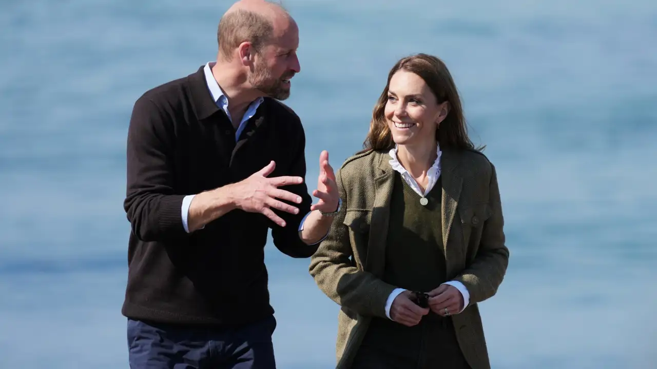 Una experta real señala la diferencia del príncipe Guillermo en sus vacaciones con Kate Middleton: “Es un cambio radical”