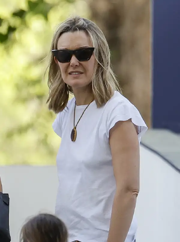 Marta Ortega sorprende con sus sandalias de inspiración masculina de Zara a juego con las de su hija