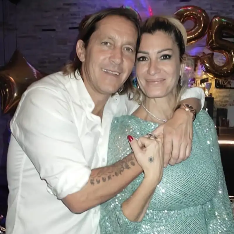 Michel Salgado y Malula Sanz celebran sus bodas de plata con una gran fiesta en Galicia: del vestido joya de la novia a los invitados