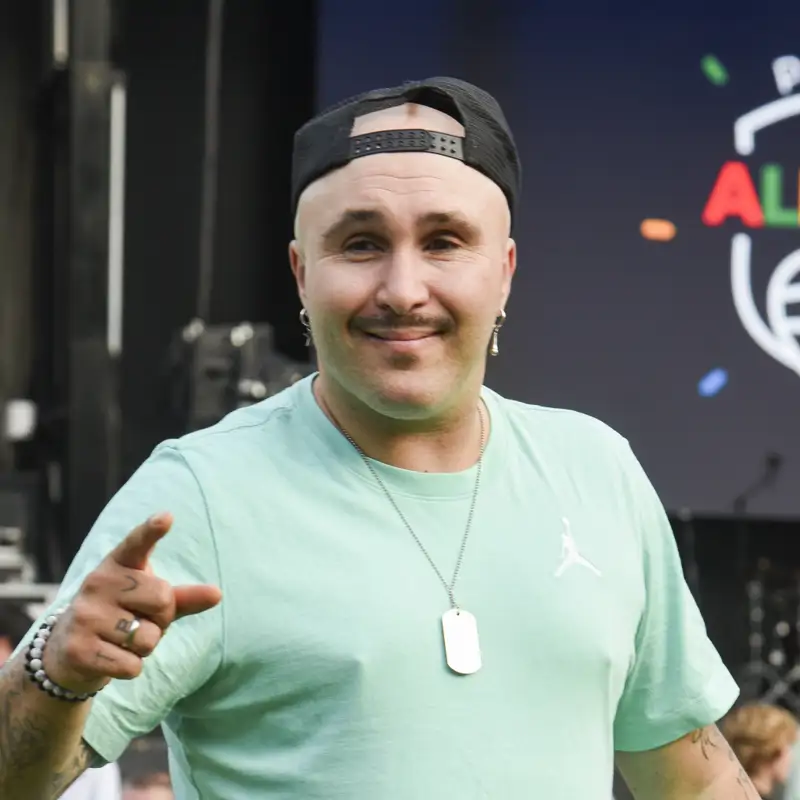Kiko Rivera enternece en su esperado reencuentro familiar: la entrañable foto con bebé en brazos que lo dice absolutamente todo