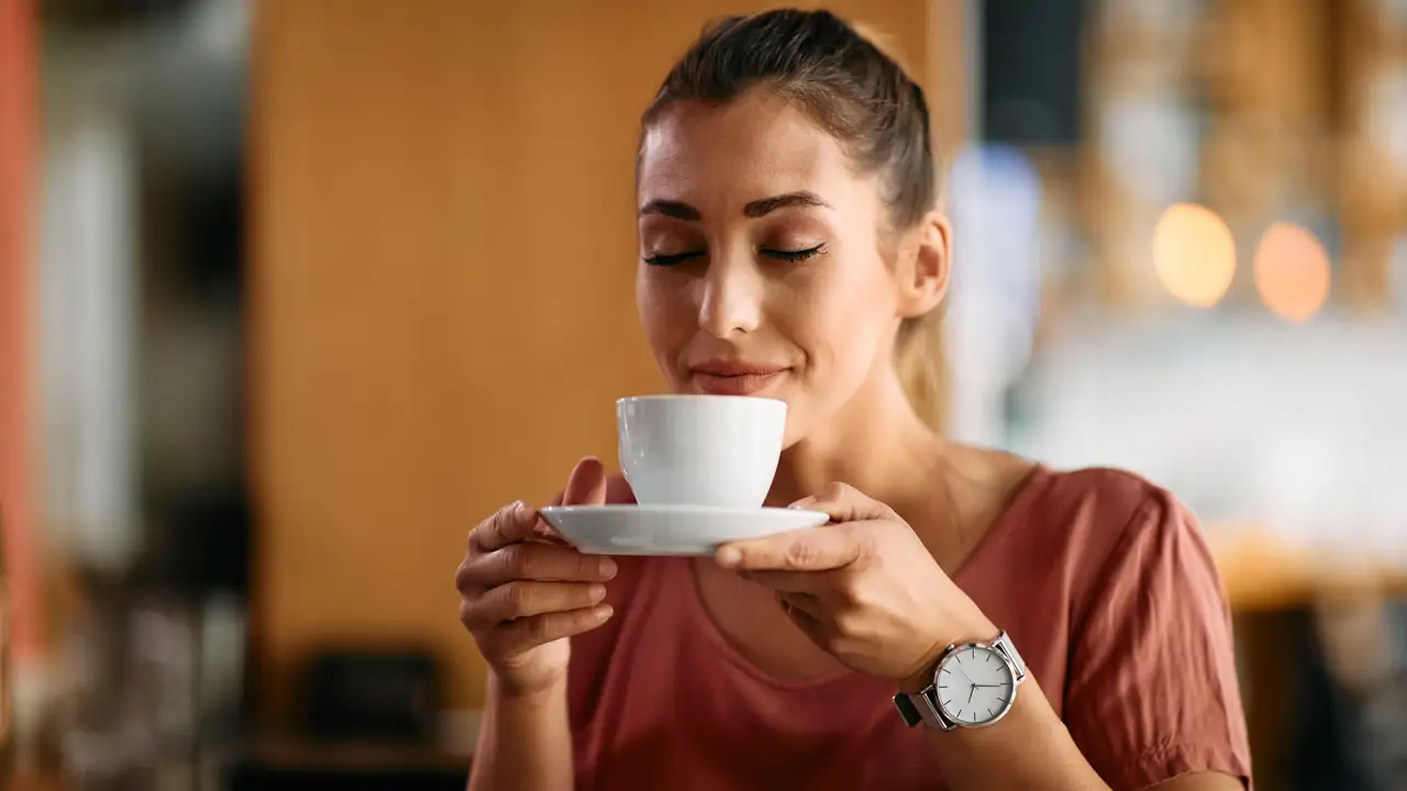 Chica tomando una taza de café.