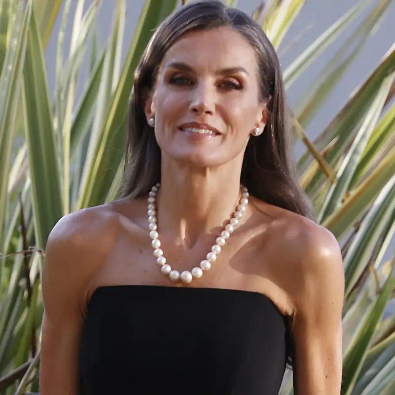 La reina Letizia, pura sofisticación con un vestido negro palabra de honor inspiración Audrey Hepburn en los Premios Mariano de Cavia