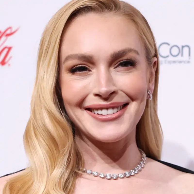 Lindsay Lohan (39 años) sobre su nueva cara más delgada, luminosa y sin manchas: “soy muy devota del agua helada en la cara al despertar y bebo un zumo todas las mañanas”