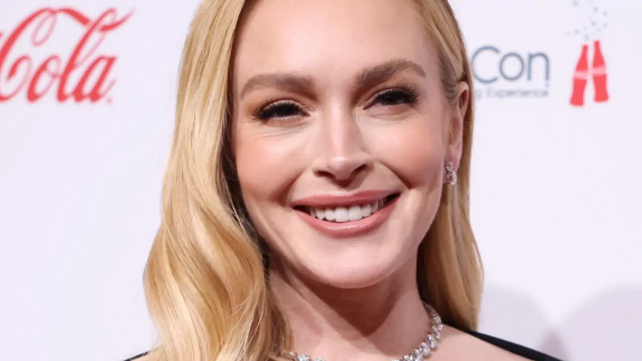 Lindsay Lohan (39 años) sobre su nueva cara más delgada, luminosa y sin manchas: “soy muy devota del agua helada en la cara al despertar y bebo un zumo todas las mañanas”