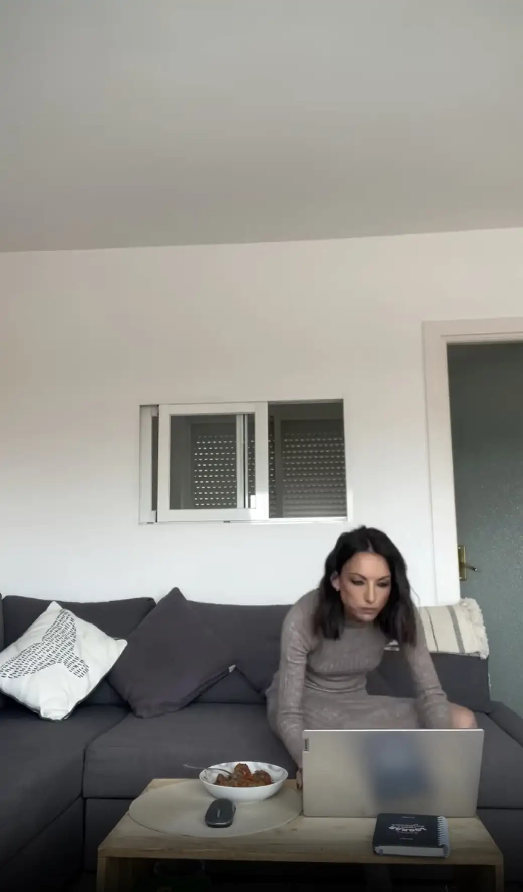 Un sofá con chaise longue en gris oscuro