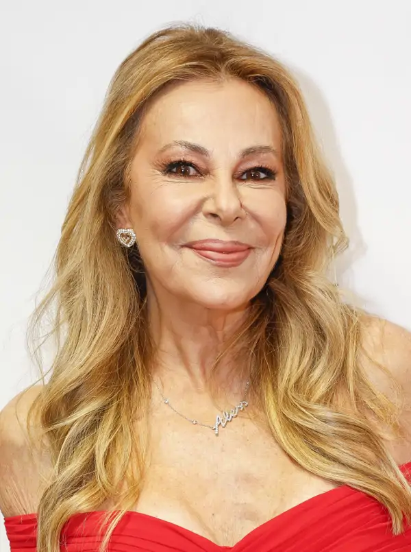 Si tienes más de 60 años, estos vestidos de lino de Sfera son lo mejorcito del verano para sobrevivir al calor con mucho estilo y tipazo