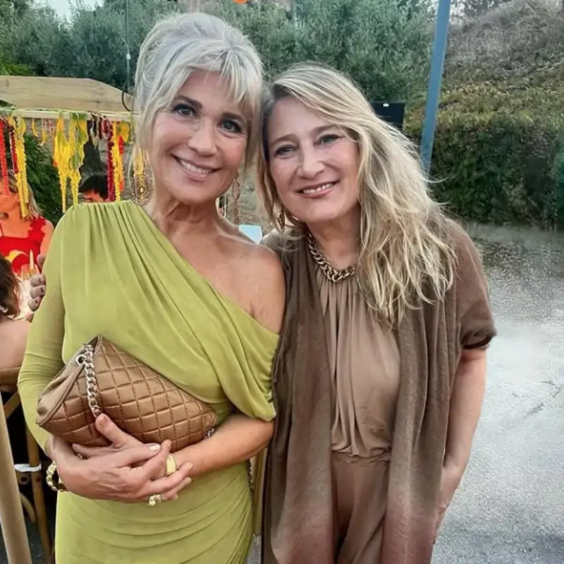 Julia Otero, espectacular en la boda de su hija, con un vestido que hace tipazo: el look de invitada perfecto para mujeres +60