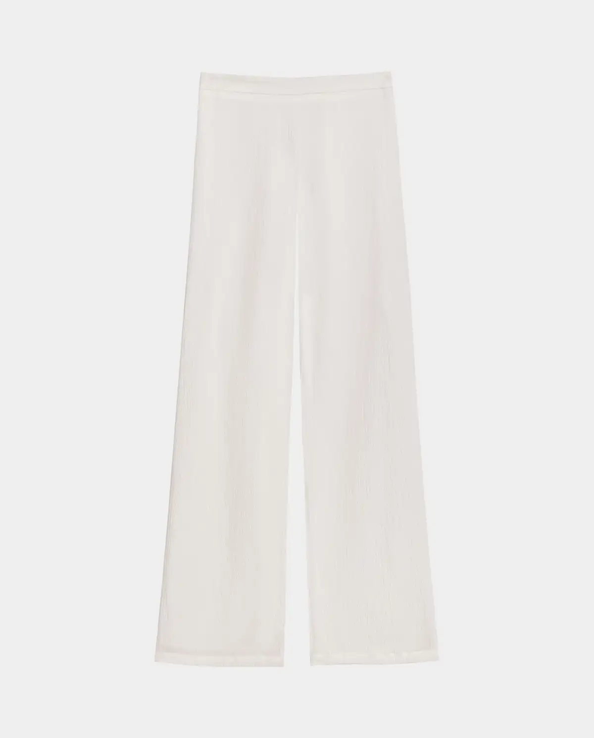Look pantalones blancos Naty Abascal verano